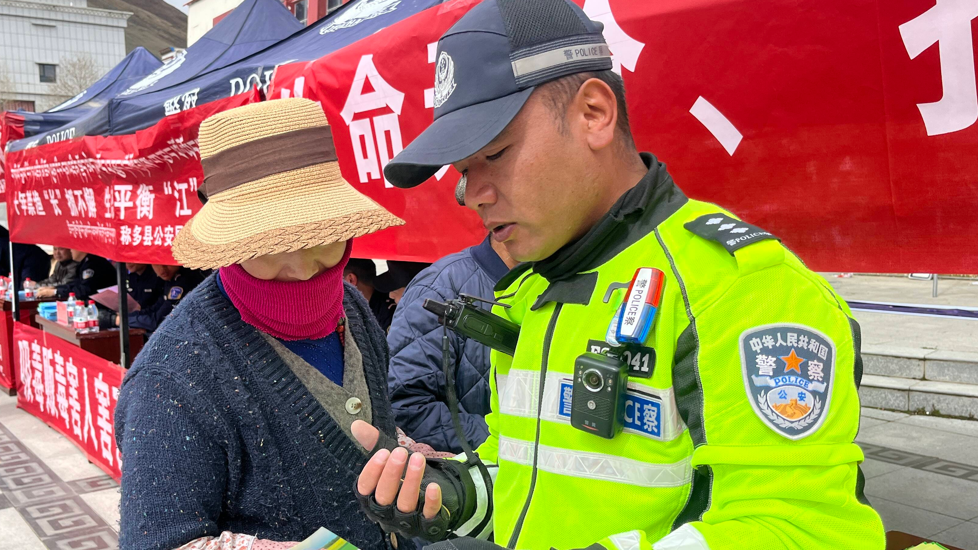 མྱུར་བགྲོད་གཞུང་ལམ་སྟེང་གི་འགྲིམ་འགྲུལ་བདེ་འཇགས།