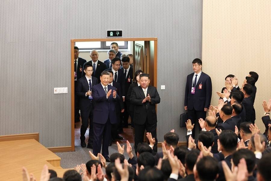 ཞི་ཅིན་ཕིང་ཁྲའོ་ཞན་ངལ་རྩོལ་ཏང་ཀྲུང་དབྱང་གི་ལས་བྱེད་པའི་སློབ་གྲྭར་འཚམས་འདྲིར་ཕེབས།