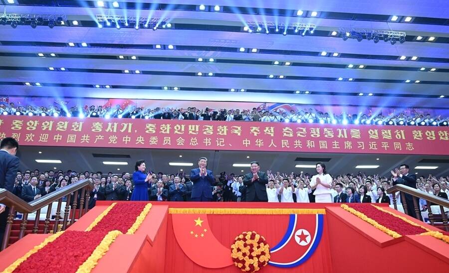 ཞི་ཅིན་ཕིང་དང་ཕེང་ལི་ཡོན་རྣམ་གཉིས་ཀྱིས་ཁྲའོ་ཞན་གྱི་ཆེད་དོན་རིག་རྩལ་འཁྲབ་སྟོན་ལ་གཟིགས།