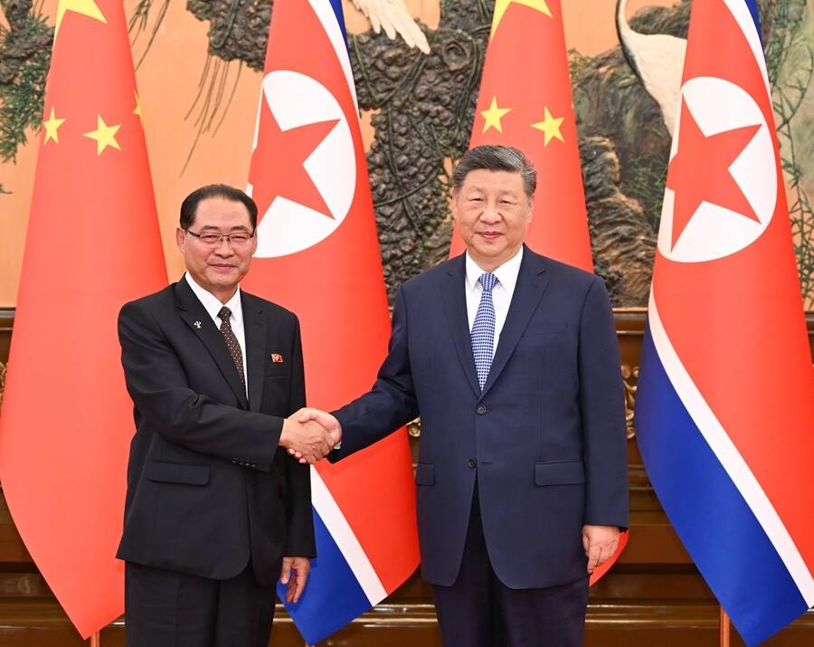 ཞི་ཅིན་ཕིང་གིས་ཁྲའོ་ཞན་རྒྱལ་སྲིད་ལས་ཁུངས་ཀྱི་ཙུང་ལི་དང་མཇལ་འཕྲད་གནང་།