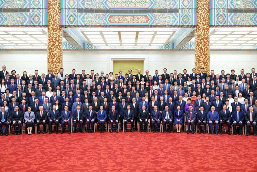 ཝང་ཧུའུ་ཉིང་གིས་འཛམ་གླིང་གི་ཕྱིར་སྡོད་རང་མི་དང་རྒྱལ་ཕྱིའི་ཀྲུང་གོ་བའི་ཚོགས་པའི་མཐུན་འབྲེལ་ཚོགས་ཆེན་སྐབས་བཅུ་གཅིག་པའི་འཐུས་མི་ཡོངས་ལ་མཇལ་འཕྲད་གནང་།