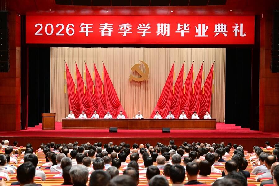 ཀྲུང་དབྱང་ཏང་གི་སློབ་གྲྭས2026ལོའི་དཔྱིད་དུས་སློབ་སྐབས་ཀྱི་མཐར་ཕྱིན་མཛད་སྒོ་བསྡུས། ཚའེ་ཆི་མཛད་སྒོ་ལ་ཞུགས་པ་མ་ཟད་སློབ་མ་ཚོར་མཐར་ཕྱིན་དཔང་ཡིག་གནང་།