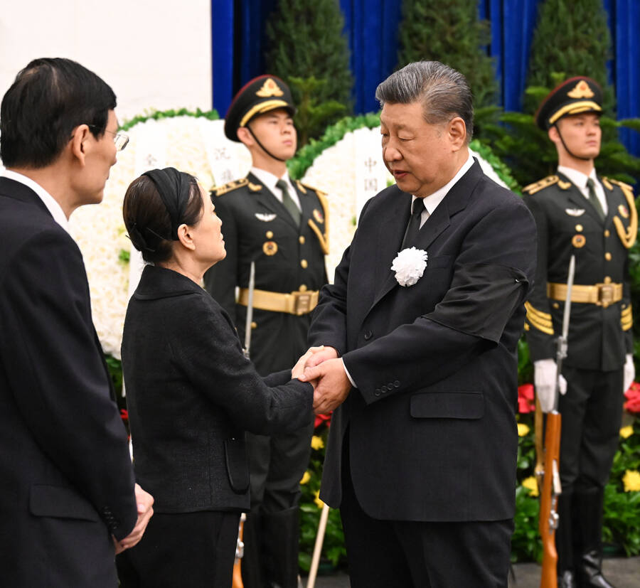 བློ་མཐུན་ཀྲུའུ་རོང་ཅི་ཡི་སྐུ་གདུང་པེ་ཅིང་དུ་ཞུགས་འབུལ་བྱས། 