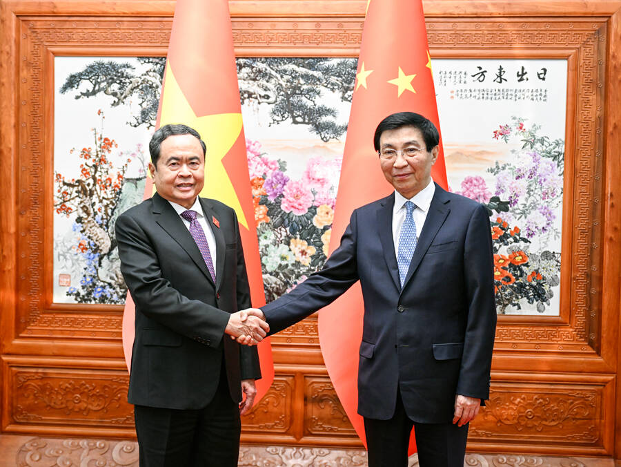 ཝང་ཧུའུ་ཉིང་གིས་ཡོ་ནན་རྒྱལ་ཚོགས་ཀྱི་ཀྲུའུ་ཞིར་མཇལ་འཕྲད་གནང་།