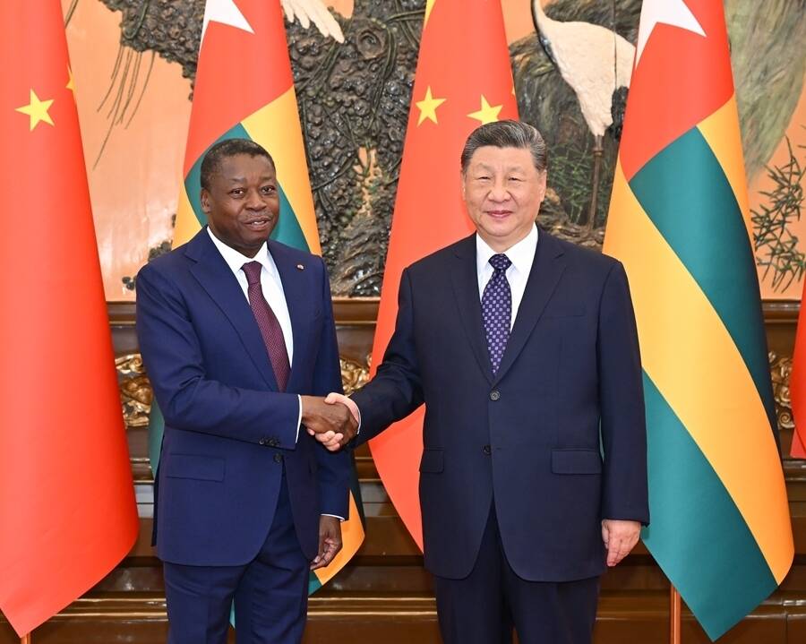 ཞི་ཅིན་ཕིང་གིས་ཐོ་ཀོའི་པུའུ་ཀྲང་གྲོས་ཚོགས་ཀྱི་ཀྲུའུ་ཞི་དང་མཇལ་འཕྲད་གནང་། 