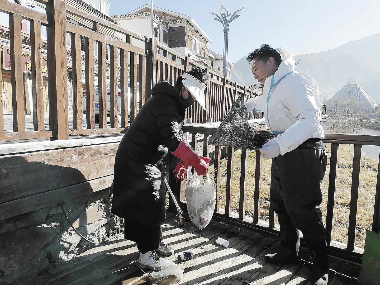 河道管护员在清理河道垃圾。