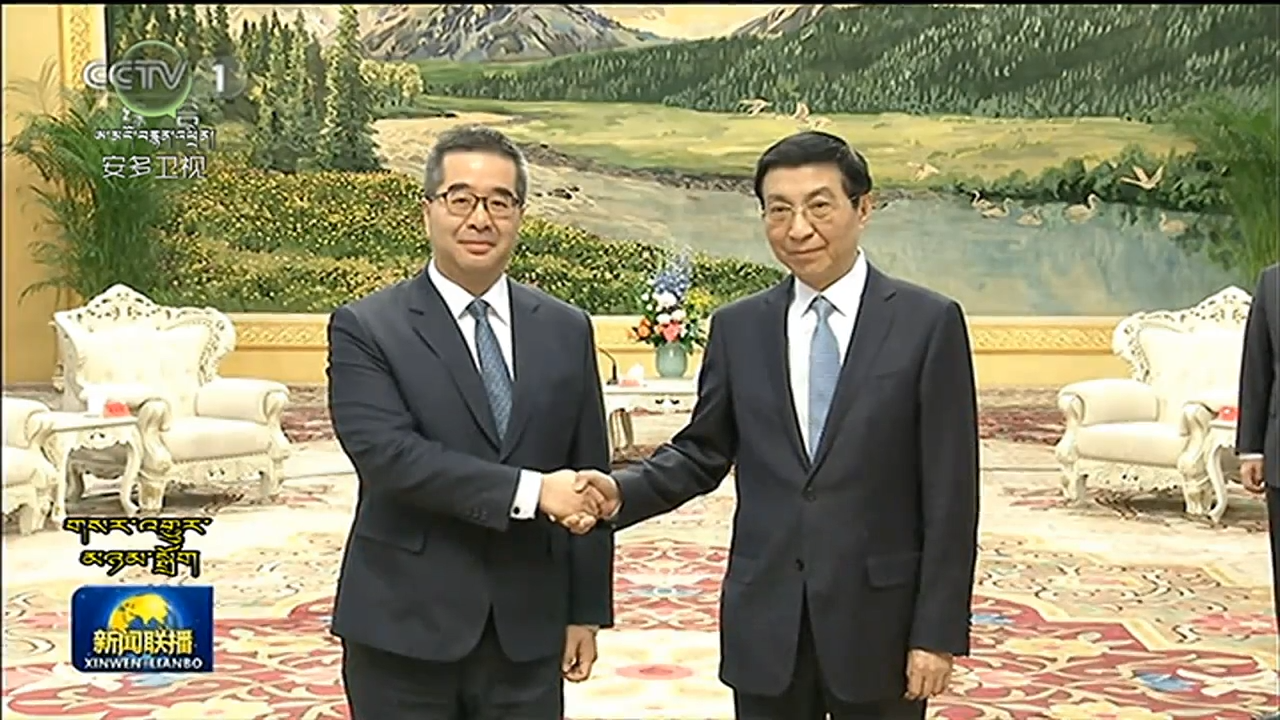 ཝང་ཧུའུ་ཉིང་གིས་གོ་གུང་ཏང་གཉིས་ཀྱི་རིག་མཛོད་གླེང་སྟེགས་ཀྱི་ཐའེ་ཝན་འཐུས་མིར་མཇལ་འཕྲད་གནང་།