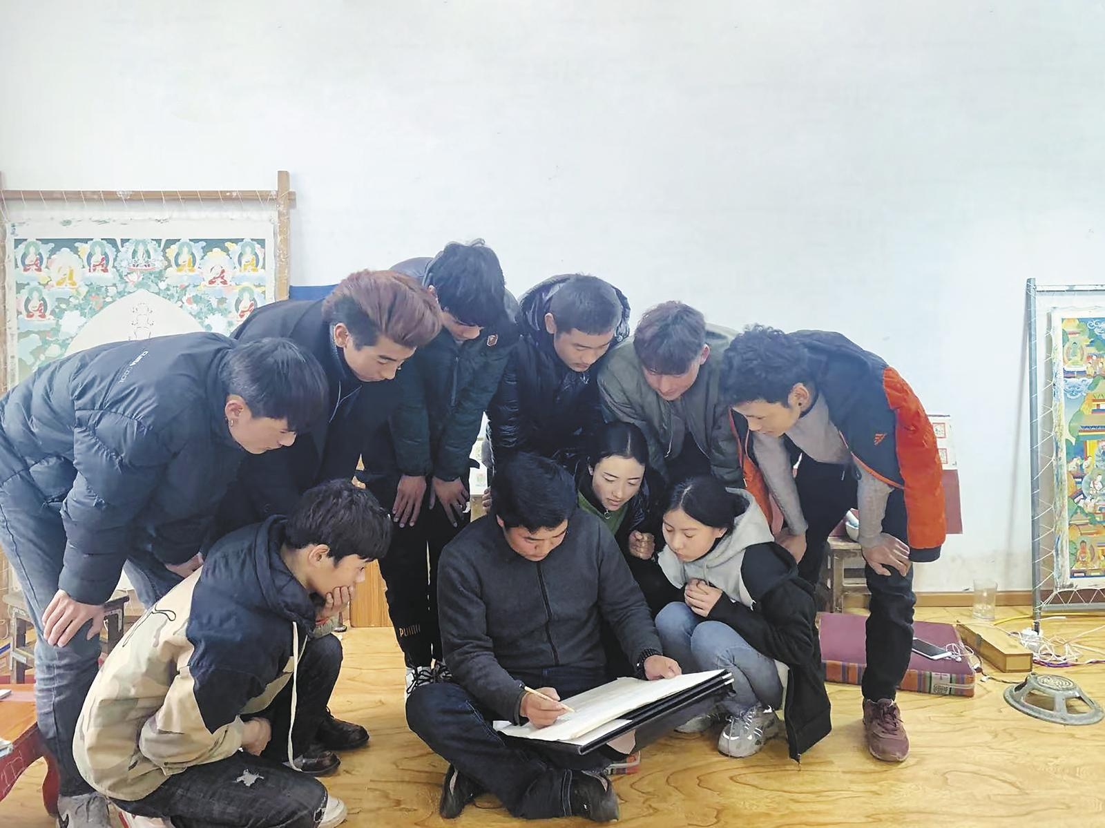 下吾扎西教孩子们画画。本报记者 程宦宁 摄