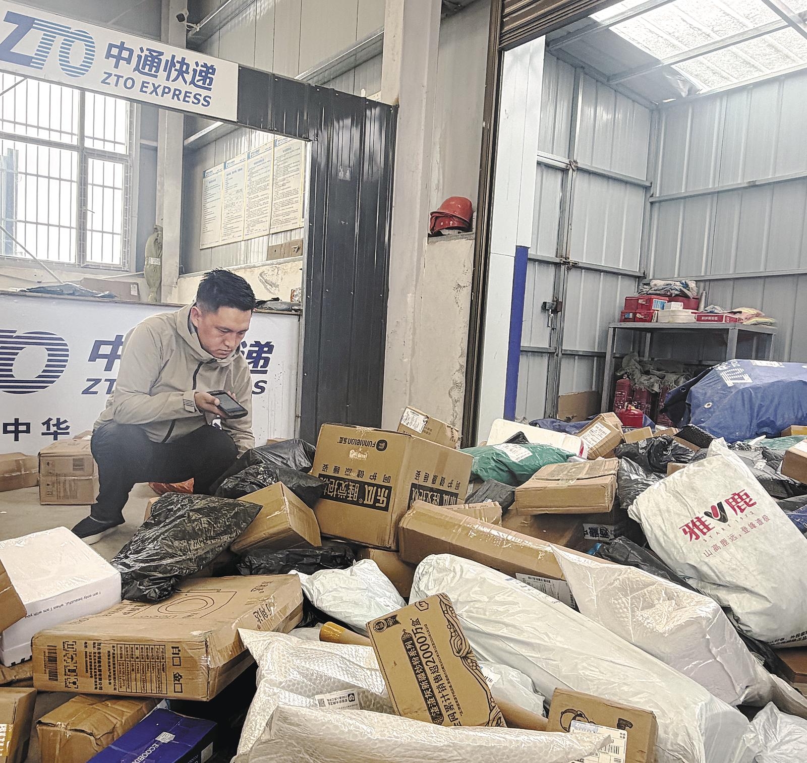 索南尼玛扫码分拣货品。受访者供图