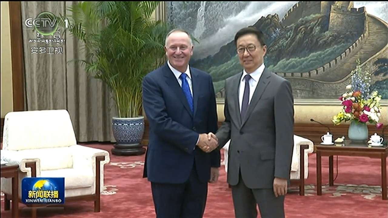 ཧན་ཀྲེང་གིས་ནེའུ་ཙི་ལན་གྱི་ཙུང་ལི་ཟུར་པ་དང་མཇལ་འཕྲད་གནང་།